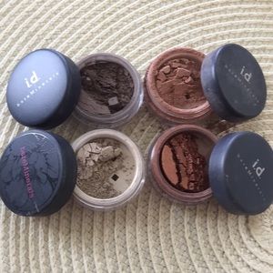 4 Eyeshadow pots